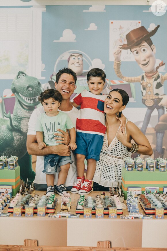 Juliana Paes relembra aniversário de 4 anos do filho mais velho, Pedro, em foto ao lado do marido e do caçula: 'Lindo', compartilhou ela nesta terça-feira, 23 de dezembro de 2014