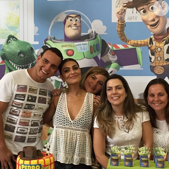 A atriz Juliana Paes reuniu os amigos e familiares para o aniversário de 4 anos de seu filho, Pedro