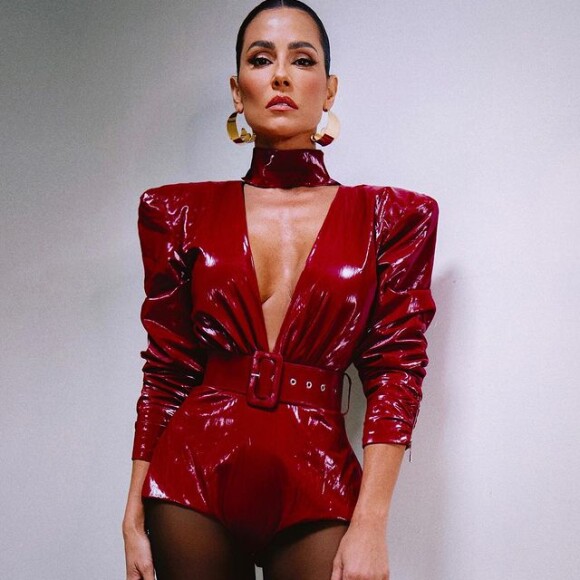 Deborah Secco usou um macaquinho vermelho com decote poderoso