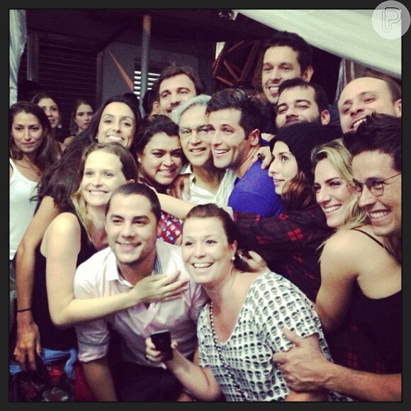 Caetano Veloso recebe carinhos de fãs famosos após show no Rio de Janeiro, em 24 de março de 2013