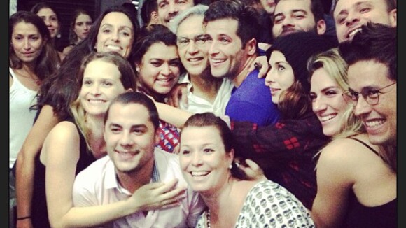 Bruno Gagliasso, Preta Gil e famosos agarram Caetano Veloso em foto após show