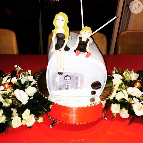 Cesar Tralli ganhou bolo personalizado com miniaturas de Ticiane Pinheiro e Rafaella Justus