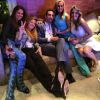 Ticiane Pinheiro e Cesar Tralli posam com a mãe e as irmãs da apresentadora