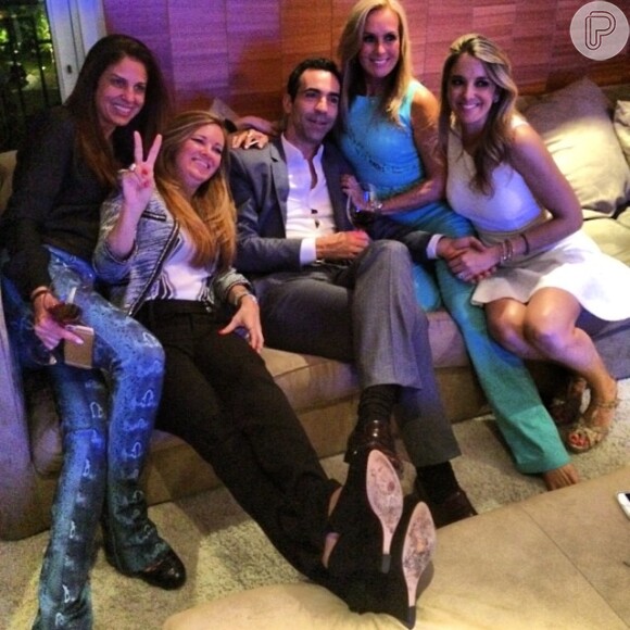 Ticiane Pinheiro e Cesar Tralli posam com a mãe e as irmãs da apresentadora