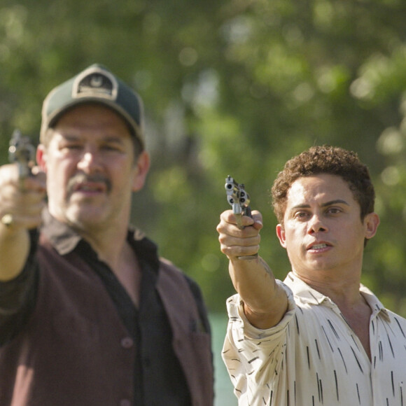 Tenório (Murilo Benício) é surpreendido por Zaquieu (Silvero Pereira), que aponta arma para o vilão no capítulo da novela 'Pantanal' desta terça-feira 4 de outubro de 2022