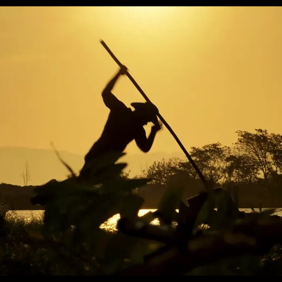 Tenório (Murilo Benício) tem uma zagaia cravada no corpo por Alcides (Juliano Cazarré) na novela 'Pantanal', cenas vão ao ar nesta terça-feira 4 de outubro de 2022