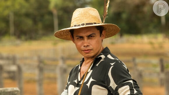 Na reta final da novela 'Pantanal', Zaquieu (Silvero Pereira) surpreende a família de Tenório (Murilo Benício)
