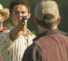 Na reta final da novela 'Pantanal', Zaquieu (Silvero Pereira) saca arma para Tenório (Murilo Benício) em emboscada armada com Alcides (Juliano Cazarré)