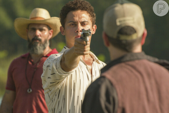 Na reta final da novela 'Pantanal', Zaquieu (Silvero Pereira) saca arma para Tenório (Murilo Benício) em emboscada armada com Alcides (Juliano Cazarré)