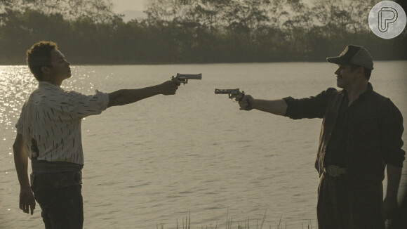 Fim da novela 'Pantanal': Zaquieu (Silvero Pereira) leva um tiro de Tenório (Murilo Benício) e acredita que matou o fazendeiro vilão