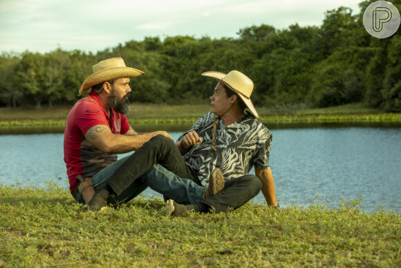 Fim da novela 'Pantanal': Zaquieu (Silvero Pereira) vai ver Alcides (Juliano Cazarré), seu grade amor, ir embora com Maria Bruaca (Isabel Teixeira)