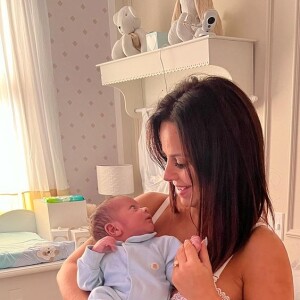 Viviane Araujo se encantou com o filho durante a amamentação