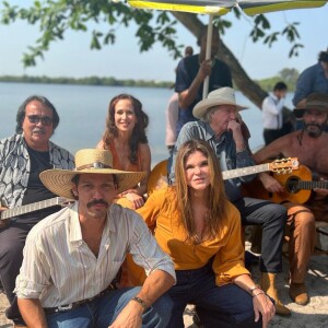 Último capítulo da novela 'Pantanal': Cristiana Oliveira, a primeira Juma, em foto com os dois Tibérios (Sérgio Reis e Guito) e Ingra Lyberato (Madeleine jovem em 1990)