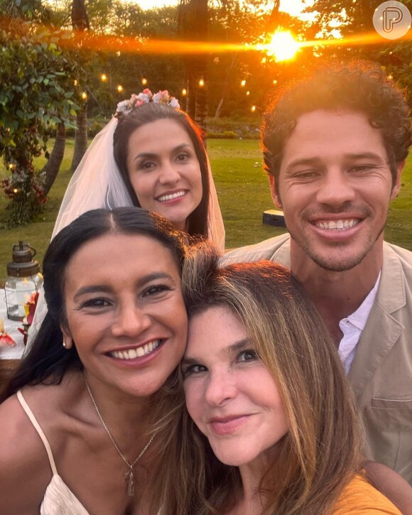 Último capítulo da novela 'Pantanal': Tadeu (José Loreto) se casa com Zefa (Paula Barbosa); na foto, atores posam com Cristiana Oliveira e Dira Paes