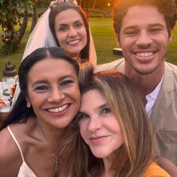 Último capítulo da novela 'Pantanal': Tadeu (José Loreto) se casa com Zefa (Paula Barbosa); na foto, atores posam com Cristiana Oliveira e Dira Paes