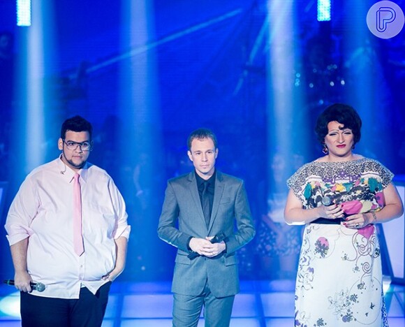 Tiago Leifert emocionado ao lado dos candidatos do 'The Voice'