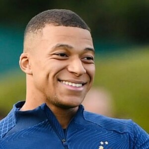 Mbappé renovou o contrato com o PSG com a garantia de que teria mais direitos