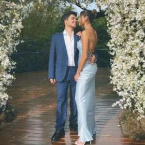 Sasha Meneghel apostou em um vestido azul com decote profundo para o casamento do pai, Luciano Szafir