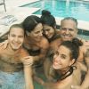 Gloria Pires curte Natal com a família em piscina