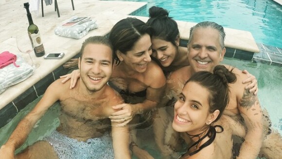 Gloria Pires aparece em piscina com a família durante férias nos Estados Unidos