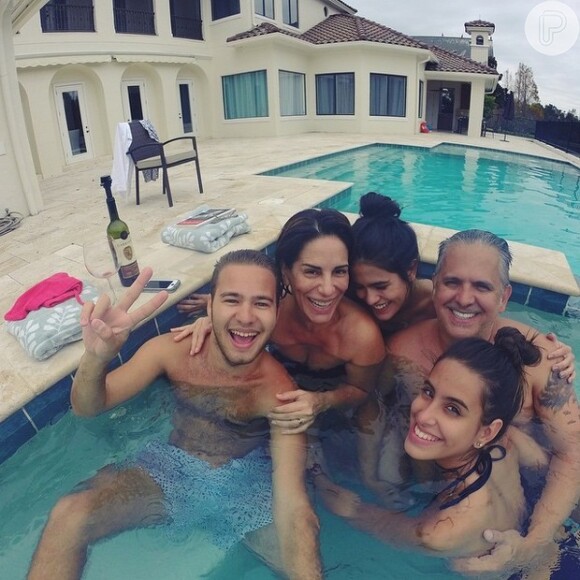 Gloria Pires está nos Estados Unidos com o marido, Orlando Morais, e as filhas, Ana e Antonia Morais