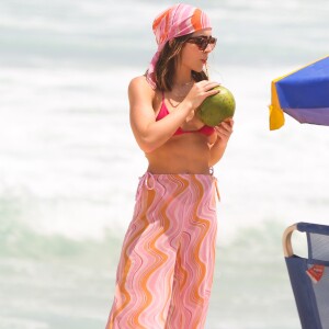 Na praia, Jade Picon disfrutou de uma água de coco