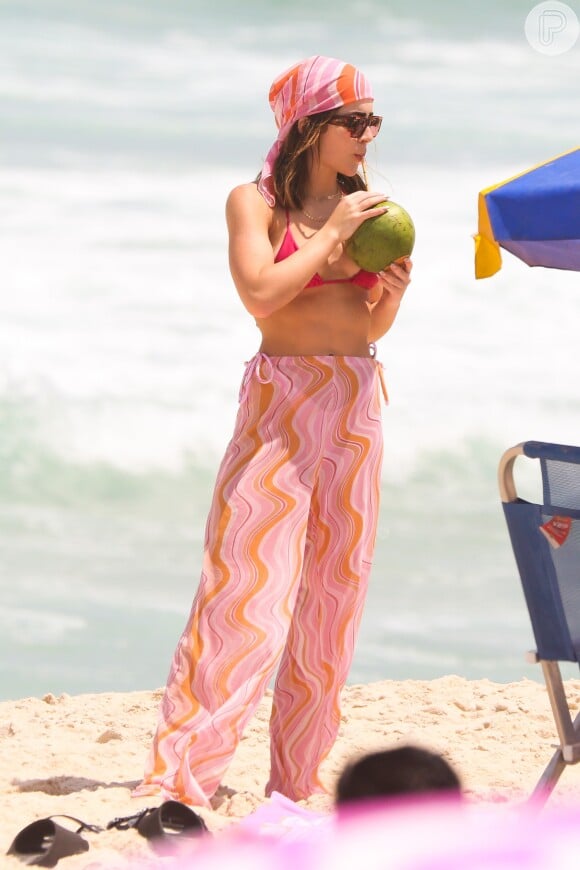 Na praia, Jade Picon disfrutou de uma água de coco