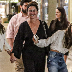 Giovanna Antonelli e as filhas, Antônia e Sofia, foram flagradas em um shopping do Rio de Janeiro