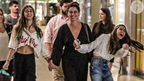 Giovanna Antonelli e as filhas, Antônia e Sofia, foram flagradas em um shopping do Rio de Janeiro