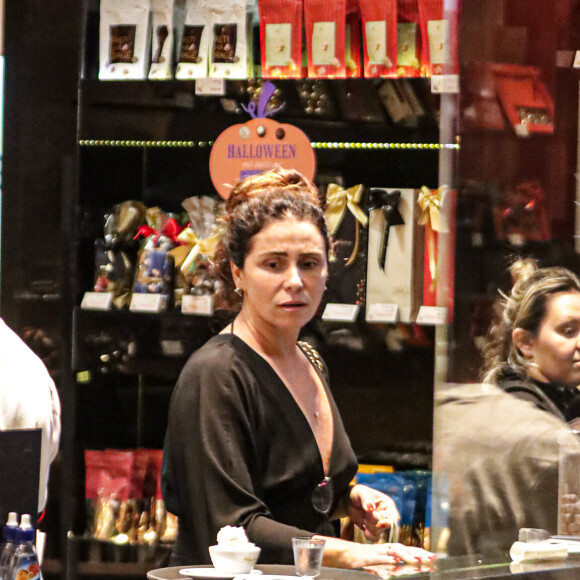 Giovanna Antonelli aproveitou o dia de folga de 'Travessia' em um shopping do Rio de Janeiro