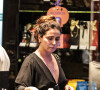 Giovanna Antonelli foi fotografada enquanto tomava um café em uma loja de chocolates