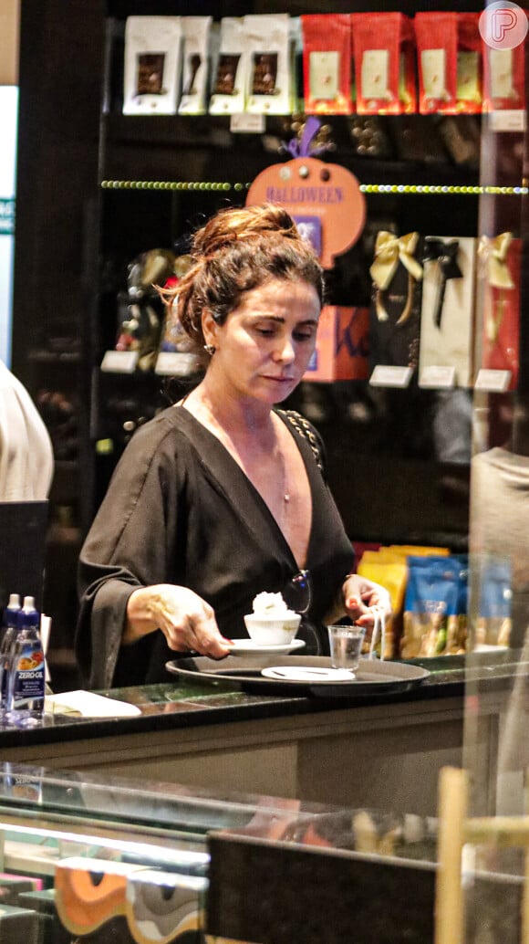 Giovanna Antonelli foi fotografada enquanto tomava um café em uma loja de chocolates