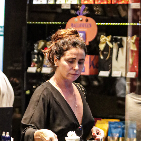 Giovanna Antonelli foi fotografada enquanto tomava um café em uma loja de chocolates