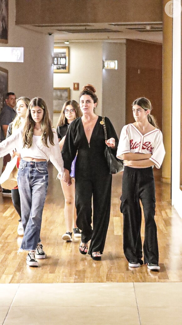 Giovanna Antonelli e as filhas, Antônia e Sofia, passearam na companhia de amigas