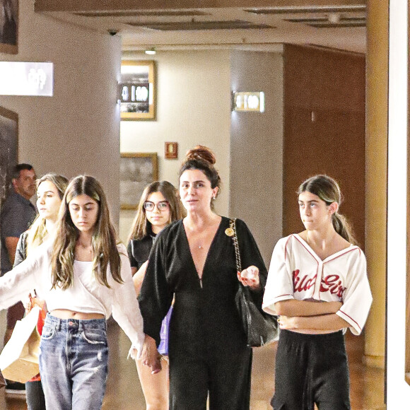 Giovanna Antonelli e as filhas, Antônia e Sofia, passearam na companhia de amigas