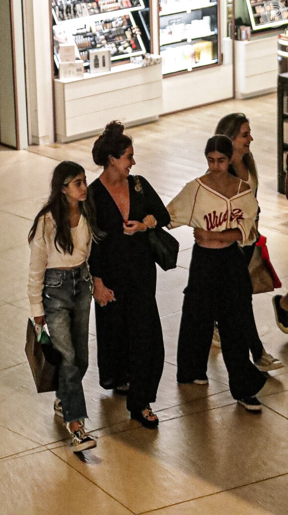 Giovanna Antonelli e as filhas, Antônia e Sofia, caminharam de mãos dadas