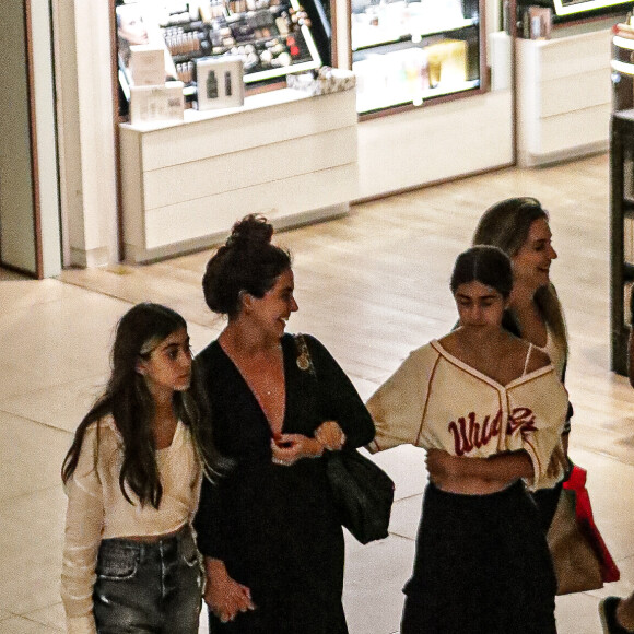 Giovanna Antonelli e as filhas, Antônia e Sofia, caminharam de mãos dadas