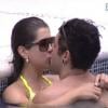 Durante uma pool party organizada por uma marca de óculos, os pombinhos beijaram muito na piscina