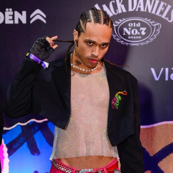 Vitão passou a usar maquiagem e roupas sem gênero num momento de desconstrução