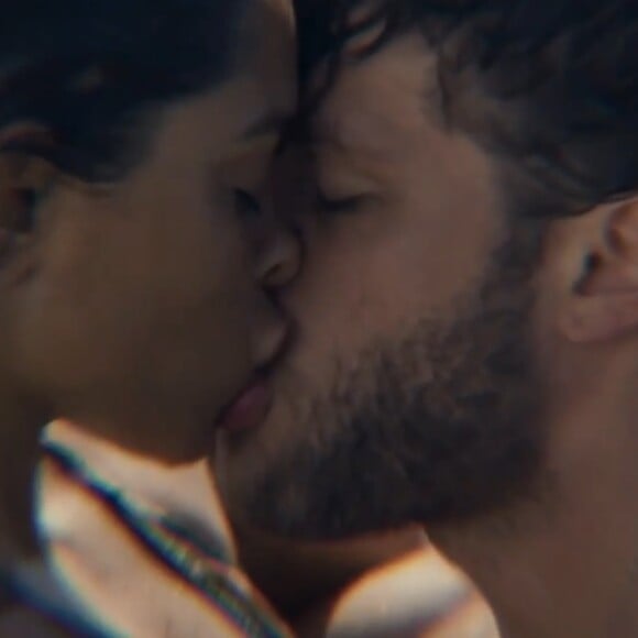 Ari (Chay Suede) e Brisa (Lucy Alves) trocaram beijos ardentes na novela 'Travessia'