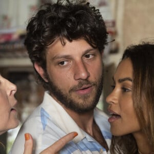 Mãe de Ari (Chay Suede), Núbia (Drica Moraes) conta ao filho que boatos apontam uma fuga de Brisa (Lucy Alves) na novela 'Travessia'