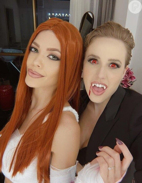 Fantasia de casal de Vitoria Strada e Marcella Rica surgiram como vampira e múmia em festa temática