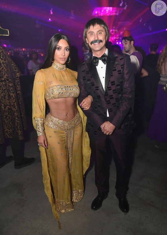 Kim Kardashian já se fantasiou de Cher: na ocasião, seu melhor amigo, Jonathan Cheban, usou fantasia do marido da cantora na época, Sonny