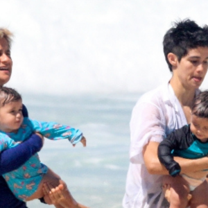 Nanda Costa e Lan Lanh levaram as filhas, Kim e Tiê, para a praia nesta quinta-feira (20)