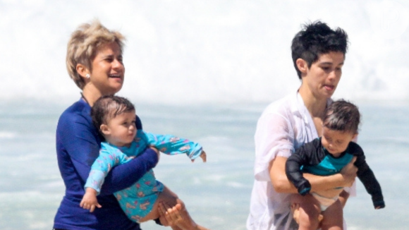Nanda Costa e Lan Lanh levaram as filhas, Kim e Tiê, para a praia nesta quinta-feira (20)