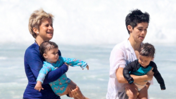 Filhas de Nanda Costa e Lan Lanh brincam na praia com as mamães após celebração de 1 ano. Veja as fotos fofíssimas!