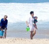Nanda Costa brincou com um baldinho d'água na praia com as filhas