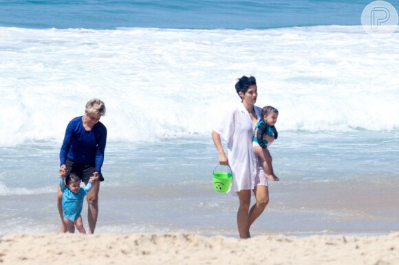 Nanda Costa brincou com um baldinho d'água na praia com as filhas