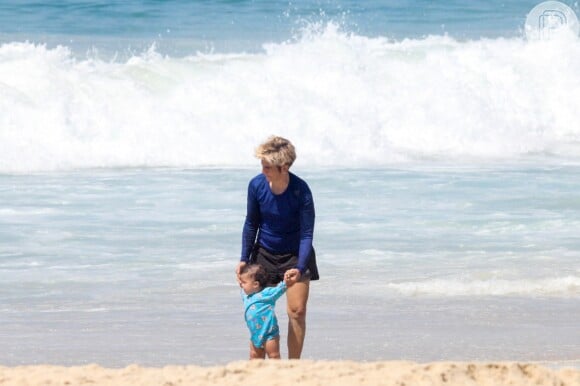 Esposa de Nanda Costa, Lan Lanh brincou com uma das filhas em dia de praia