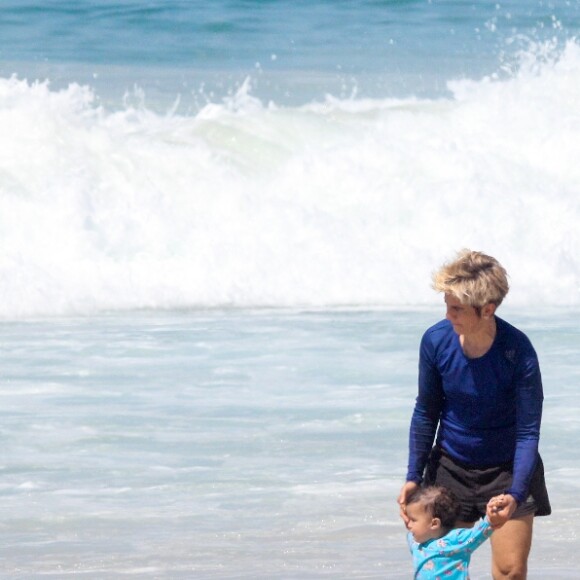 Esposa de Nanda Costa, Lan Lanh brincou com uma das filhas em dia de praia